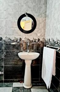 y baño con lavabo y espejo. en Appartement Oran en Orán
