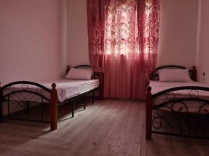 2 camas en una habitación con ventana en Appartement Oran en Orán