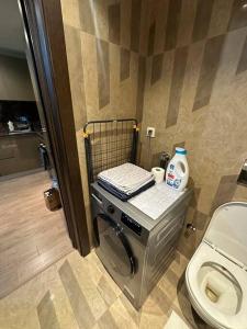 a small bathroom with a toilet in a room at Merkezi, havuzlu, lüx site içerisinde komförlü homeoffice in Istanbul