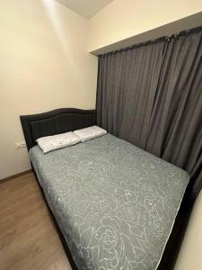 a bed in a bedroom with a black bed frame and curtains at Merkezi, havuzlu, lüx site içerisinde komförlü homeoffice in Istanbul