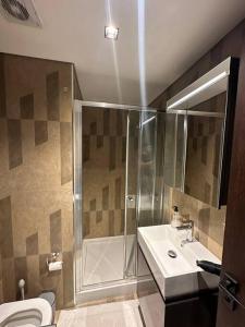 La salle de bains est pourvue d'une douche, d'un lavabo et de toilettes. dans l'établissement Merkezi, havuzlu, lüx site içerisinde komförlü homeoffice, à Istanbul