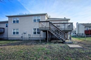 una casa con una scala in legno di fronte di Beautiful and Cozy Olathe Home. a Olathe