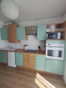 Kuchyňa alebo kuchynka v ubytovaní Grand Logement proche centre Parking gratuit