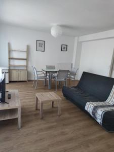 Posedenie v ubytovaní Grand Logement proche centre Parking gratuit + 2 fotografie