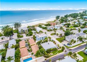 een luchtzicht op een resort met de oceaan bij The Palms Unit #1 in Holmes Beach