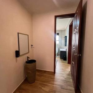 um corredor com casa de banho com WC e espelho em Nalya Apartments em Kampala