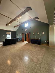 Majoituspaikan Moig Lodge - 7 Double Bedroom Barn Conversion aula tai vastaanotto