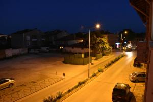 eine leere Straße nachts mit auf der Straße geparkt in der Unterkunft EDİRNE GUEST HOME HOSTEL in Edirne