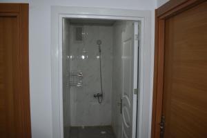 ein Bad mit einer Dusche und einer Glastür in der Unterkunft EDİRNE GUEST HOME HOSTEL in Edirne