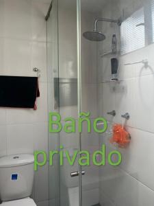 uma casa de banho com duche, WC e chuveiro em Bhospedaje em Manizales