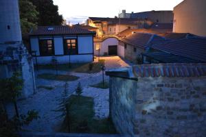 Blick auf ein Dorf mit einem Haus und einem Gebäude in der Unterkunft EDİRNE GUEST HOME HOSTEL in Edirne