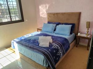 Your Airport Oasis Resort 15 Minutes from Rabat في ساليه: غرفة نوم عليها سرير وفوط