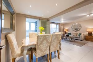 comedor con mesa y sillas en CAMDEN Lux Apartment-Hosted by Sweetstay, en Londres