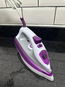 a purple and white phone sitting on a floor at Studio Moderno e Aconchegante em Perdizes in Sao Paulo