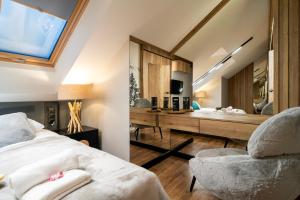um quarto com uma cama, uma secretária e uma cadeira em Apartament pod Górskim Niebem by Apart Concept Podhale em Kościelisko