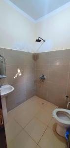 La salle de bains est pourvue de toilettes et d'un lavabo. dans l'établissement Dahab house apartment, à Dahab