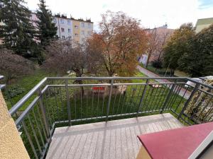 balcón con barandilla metálica y banco en Apartament P38, en Tarnów