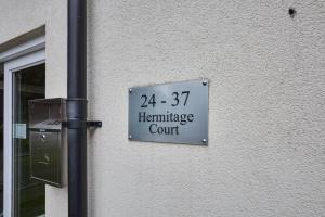 een bord dat Hamence Court op een gebouw leest bij Modern Comfort 2BR Apartment - FREE Parking - FAST Internet in Oadby