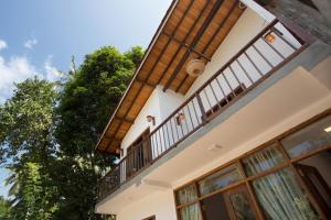 ein Bild eines Hauses mit Balkon in der Unterkunft Lotus Bloom- Lovely Apartment near Unawatuna Beach in Unawatuna