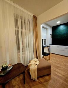 Una sala de estar con una cama y una pantalla grande. en Tiramisu, en Ventspils 16 fotos más