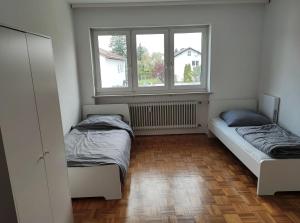 um quarto com 2 camas e uma janela em Große möblierte Wohnung im Zentrum von Lage em Lage