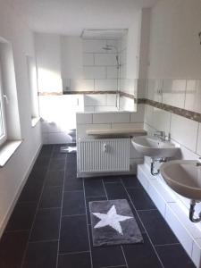 uma casa de banho com uma estrela pintada no chão em Große möblierte Wohnung im Zentrum von Lage em Lage