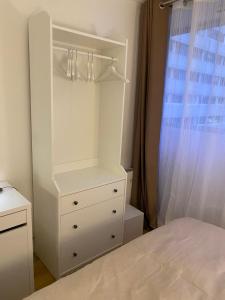 ein Schlafzimmer mit einem weißen Schrank und einem Bett in der Unterkunft Charmant appartement à La Défense - Très proche de Paris - A côté des transports in Courbevoie