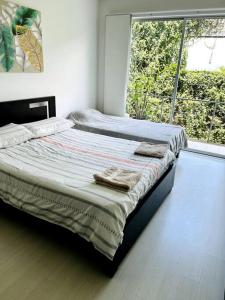 Säng eller sängar i ett rum på Condo Tranquilo, Cómodo y Moderno en Santa Ana