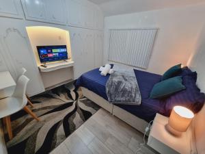 Säng eller sängar i ett rum på Modern 3 bedroom house, 3 Bathroom, secure parking, Wi-Fi & Garden