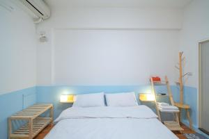Postel nebo postele na pokoji v ubytování 樂福小棧 Love House 宜蘭五結包棟民宿 KTV 電動麻將 烤肉 + 16 fotografií