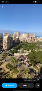 uma vista de um parque de estacionamento numa cidade em برج سما الحرية em Alexandria