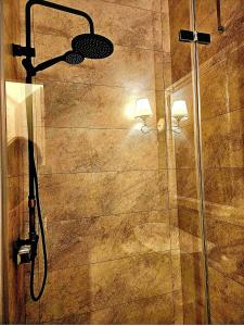 ducha con puerta de cristal y 2 luces en Tiramisu, en Ventspils