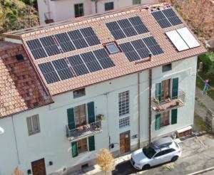 un condominio con pannelli solari sul tetto di Casa22 ad Abbadia San Salvatore