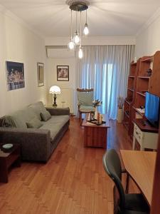 テッサロニキにあるComfortable apartment in Thessalonikiのリビングルーム(ソファ、テーブル付)