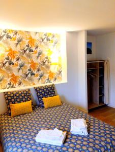 a room with a blue couch with yellow pillows at Chez Clo & Tonio in Saint-Hélen