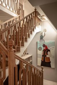扎科帕內的住宿－Willa Amicus，带有一幅妇女画的楼梯