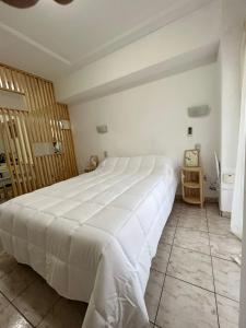 een slaapkamer met een groot wit bed. bij Monoambiente amoblado in San Miguel de Tucumán