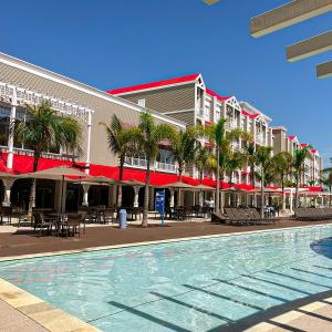 a resort with a swimming pool in front of a building at Thermas São Pedro Park Resort in São Pedro