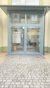 una entrada a un edificio con puertas de cristal en Apartament Złocień, en Cracovia