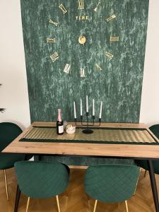 uma mesa de jantar com uma garrafa de vinho e cadeiras em MM Luxury Apartments em Viena