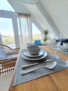 einen Tisch mit einem Teller Essen darüber in der Unterkunft Ein bisschen Luxusfeeling direkt am Neusiedler See in Rust
