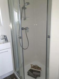 un baño con ducha con un cartel. en Ein bisschen Luxusfeeling direkt am Neusiedler See en Rust