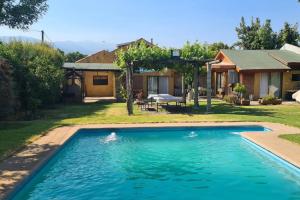 The swimming pool at or close to Casa Olmué