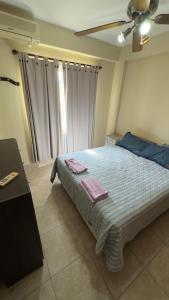 1 dormitorio con 1 cama con 2 toallas en Cómodo Depto en Salta Capital, Argentina en Salta