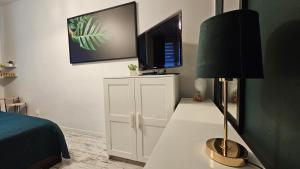 Televízia a/alebo spoločenská miestnosť v ubytovaní Apartament Zielona Przystań Gdańsk
