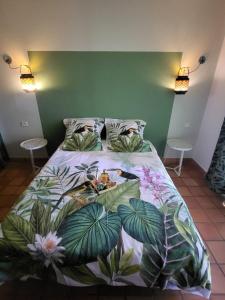 a bedroom with a bed with a green wall at le TI-ANOLIS tartane martinique in La Trinité