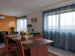 comedor con mesa y cortina azul en Fraga`s House - Douro e Natureza en Coura