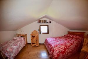 1 dormitorio con 2 camas y ventana en Casa Lia en Cascine