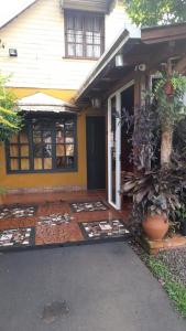 eine Veranda eines Hauses mit einer Tür in der Unterkunft Posada Portal del Iguazu in Puerto Iguazú