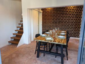 een eetkamer met een houten tafel met stoelen bij Cantinho dos Avós - Country House in Sever do Vouga